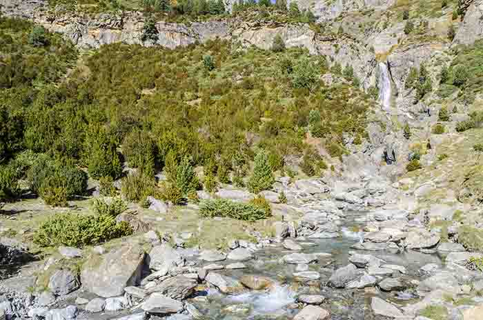 Huesca - valle de La Larri 09 - Llanos de La Larri - rio La Larri.jpg